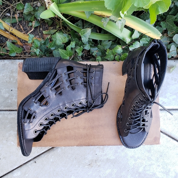 Edgy Cool Steve Madden Black Leather Caged Sandals - Picture 4 of 7